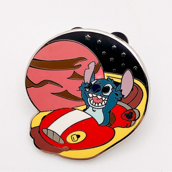 Disney 2006 Cast Lanyard Series - Lilo & Stitch - Spaceship Flying Planet Pin - Picture 1 of 3
